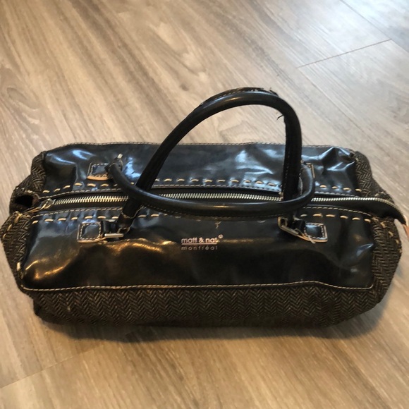 matt & nat hand bag
Length: 13.5” Width: 10”
Grey and black chevron pattern - Picture 1 of 4